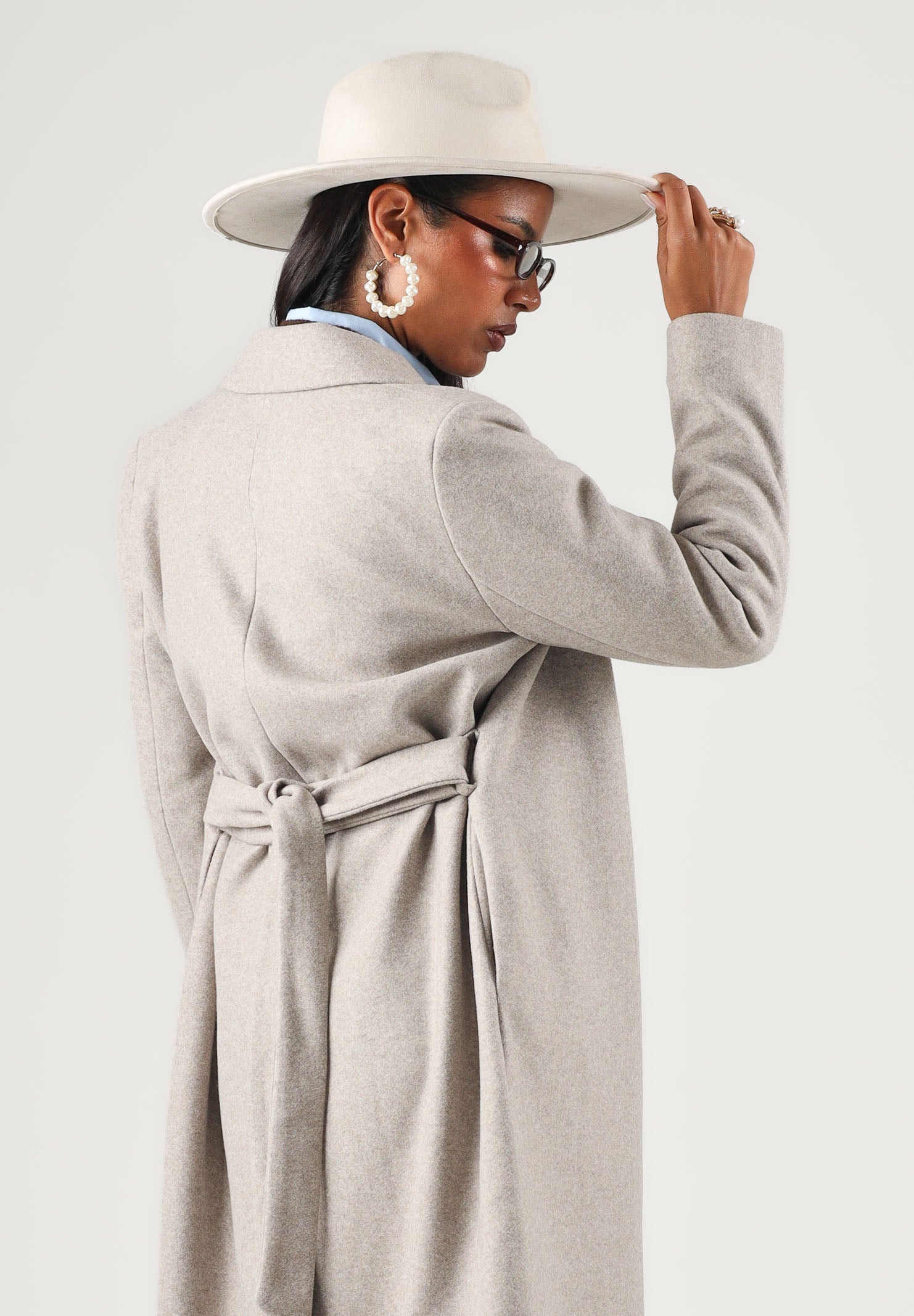 ONLY Cappotto lungo taupe-beige per donna con revers classici e chiusura a portafoglio. 15314362 SI ONLY 