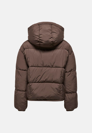 ONLY Piumino ONLCORNELIA PUFFER JACKET Chocolate Martini marrone da donna, con imbottitura sintetica, cappuccio ampio, collo alto, zip e tasche. 15366705 CHMA ONLY 