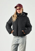 ONLY Piumino ONLCLAIR nero da donna con pratico cappuccio integrato e trapuntatura geometrica 15373797 BL ONLY 