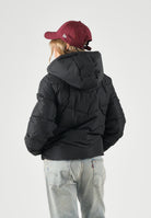 ONLY Piumino ONLCLAIR nero da donna con pratico cappuccio integrato e trapuntatura geometrica 15373797 BL ONLY 