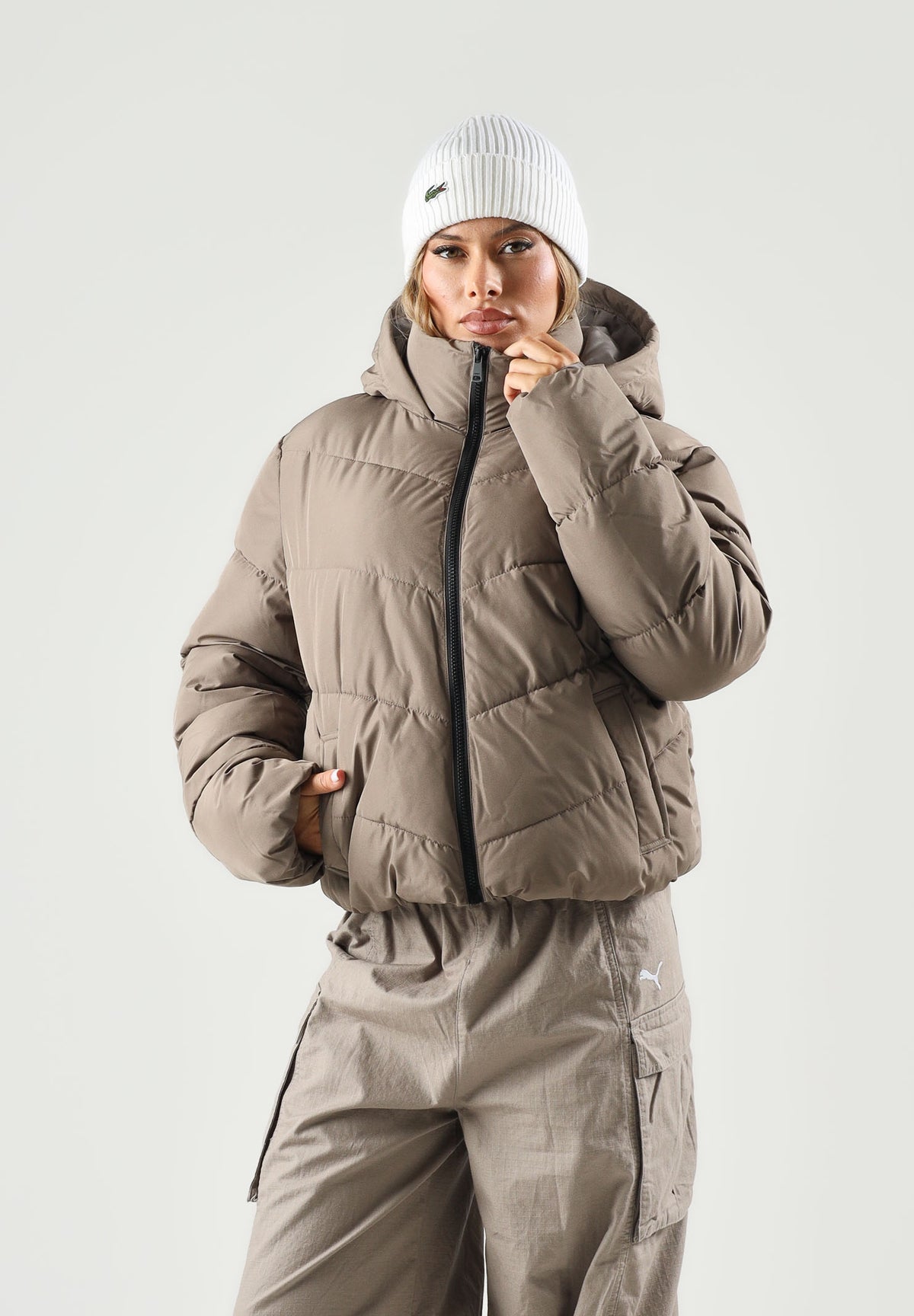 ONLY Piumino ONLCLAIR tortora da donna con pratico cappuccio integrato e trapuntatura geometrica 15373797 WA ONLY 