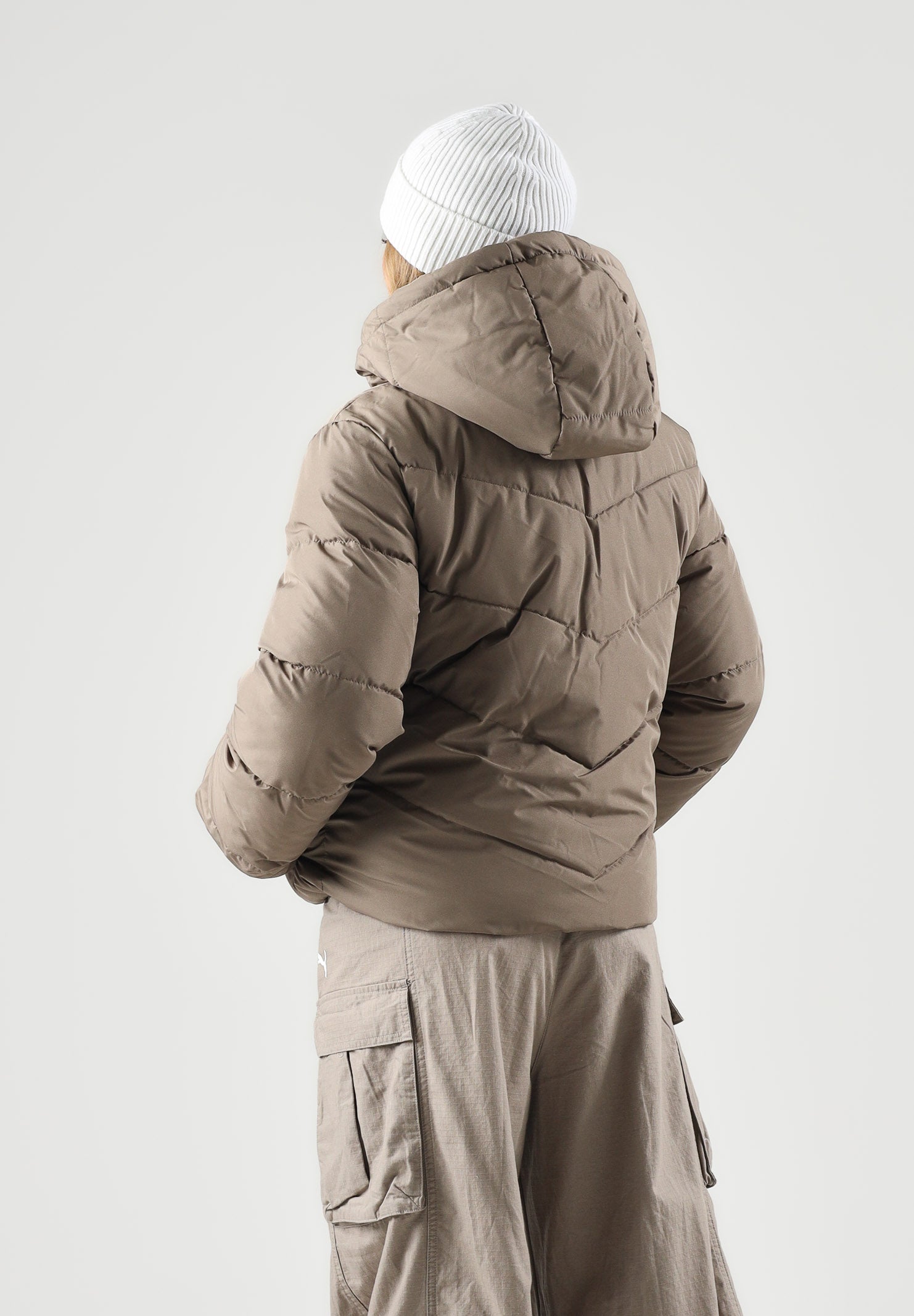 ONLY Piumino ONLCLAIR tortora da donna con pratico cappuccio integrato e trapuntatura geometrica 15373797 WA ONLY 