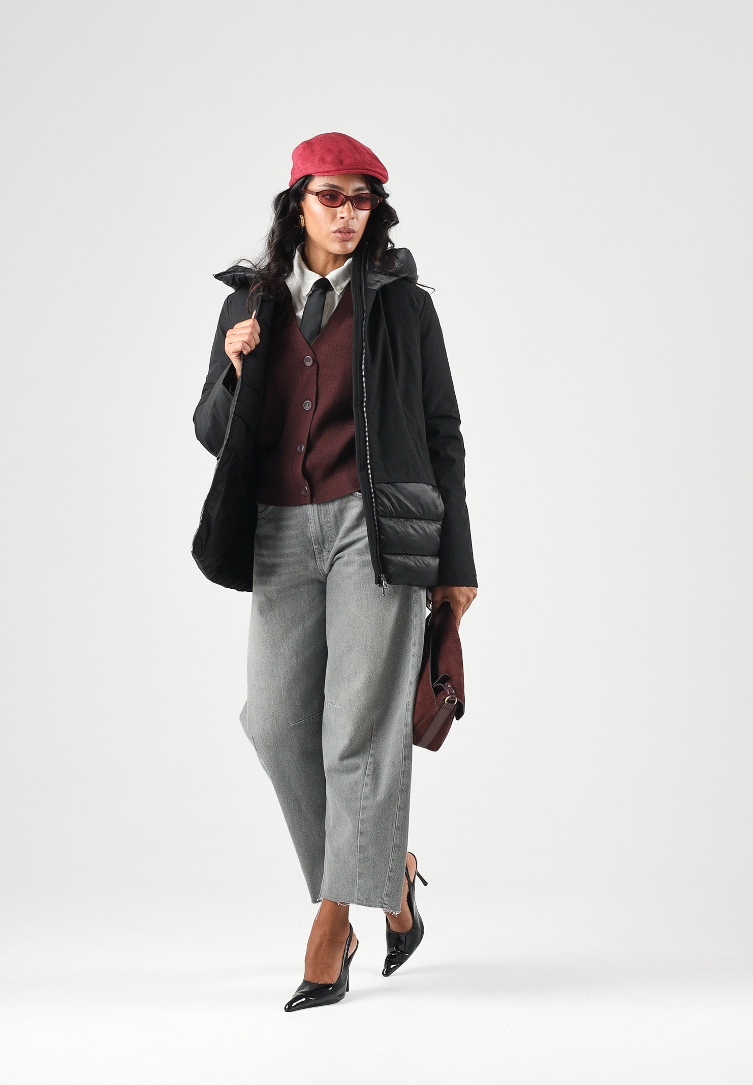 ONLY Giubbotto BRIELLE Black nero da donna con cappuccio, zip frontale integrale, struttura combinata con pannelli lisci e trapuntati, tasche laterali e lunghezza ai fianchi. 15376848 BL ONLY 