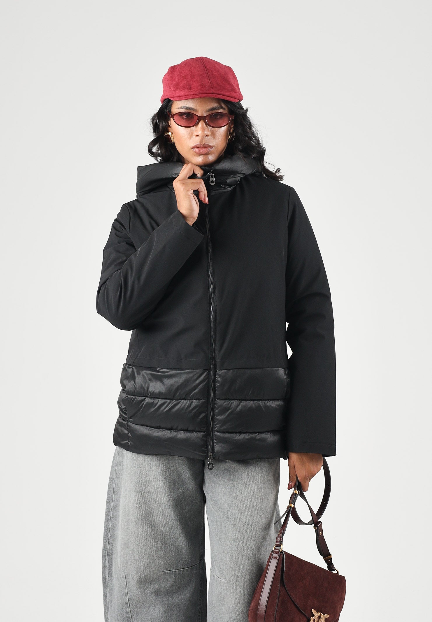 ONLY Giubbotto BRIELLE Black nero da donna con cappuccio, zip frontale integrale, struttura combinata con pannelli lisci e trapuntati, tasche laterali e lunghezza ai fianchi. 15376848 BL ONLY 