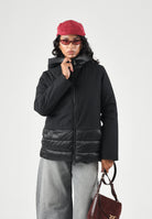 ONLY Giubbotto BRIELLE Black nero da donna con cappuccio, zip frontale integrale, struttura combinata con pannelli lisci e trapuntati, tasche laterali e lunghezza ai fianchi. 15376848 BL ONLY 