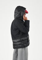 ONLY Giubbotto BRIELLE Black nero da donna con cappuccio, zip frontale integrale, struttura combinata con pannelli lisci e trapuntati, tasche laterali e lunghezza ai fianchi. 15376848 BL ONLY 