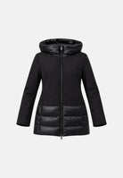 ONLY Giubbotto BRIELLE Black nero da donna con cappuccio, zip frontale integrale, struttura combinata con pannelli lisci e trapuntati, tasche laterali e lunghezza ai fianchi. 15376848 BL ONLY 