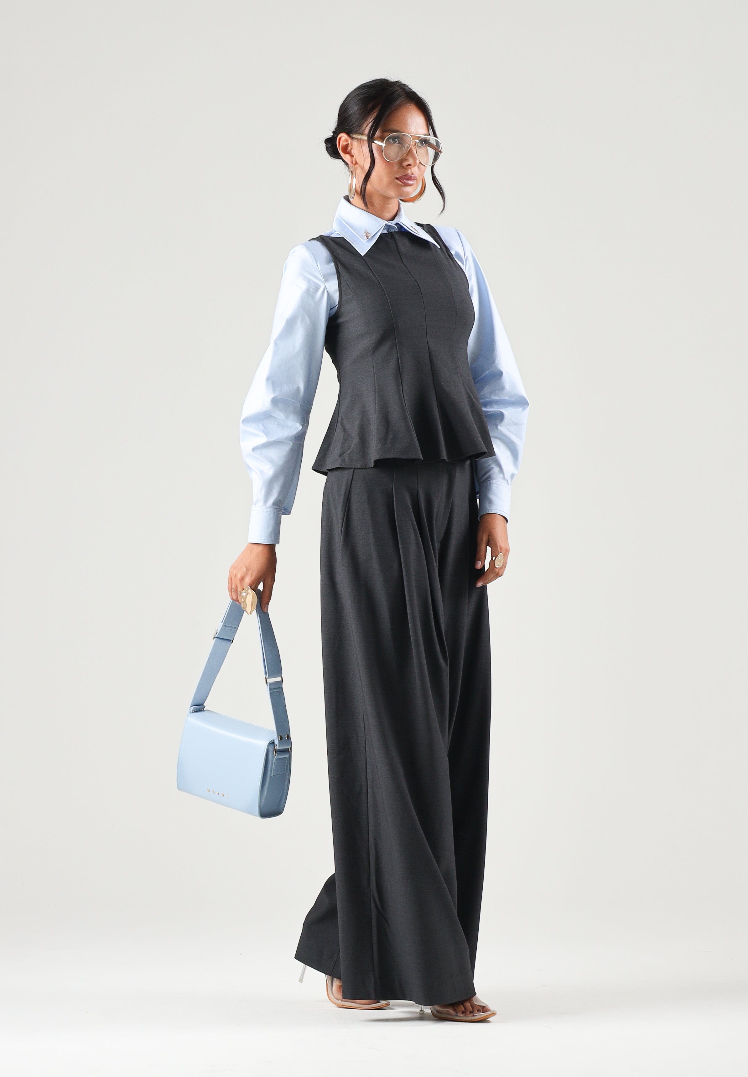 ONLY Top smanicato dark grey-grigio scuro per donna con scollo rotondo e fondo svasato a balza. 15378689 DAGR ONLY 