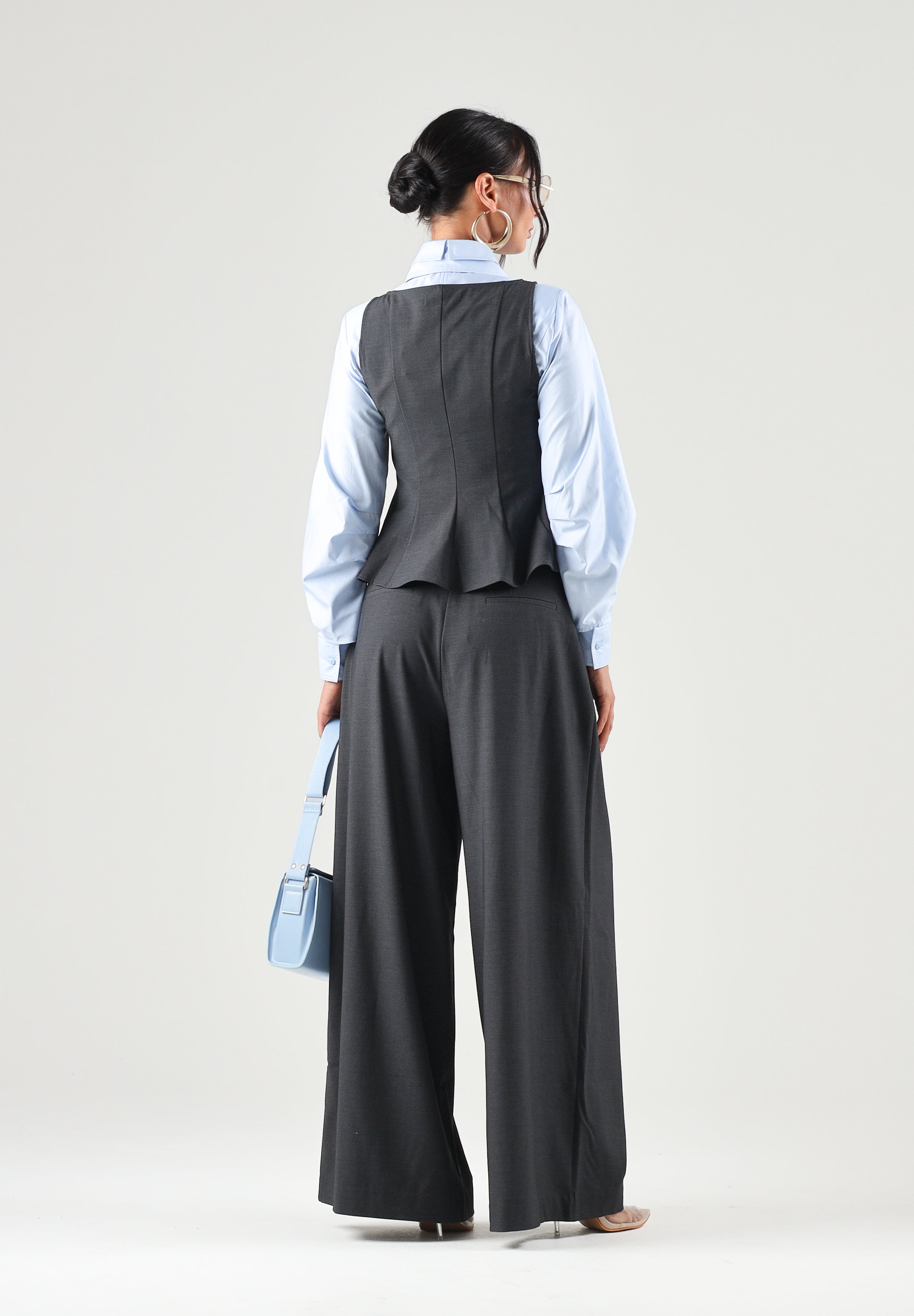 ONLY Top smanicato dark grey-grigio scuro per donna con scollo rotondo e fondo svasato a balza. 15378689 DAGR ONLY 