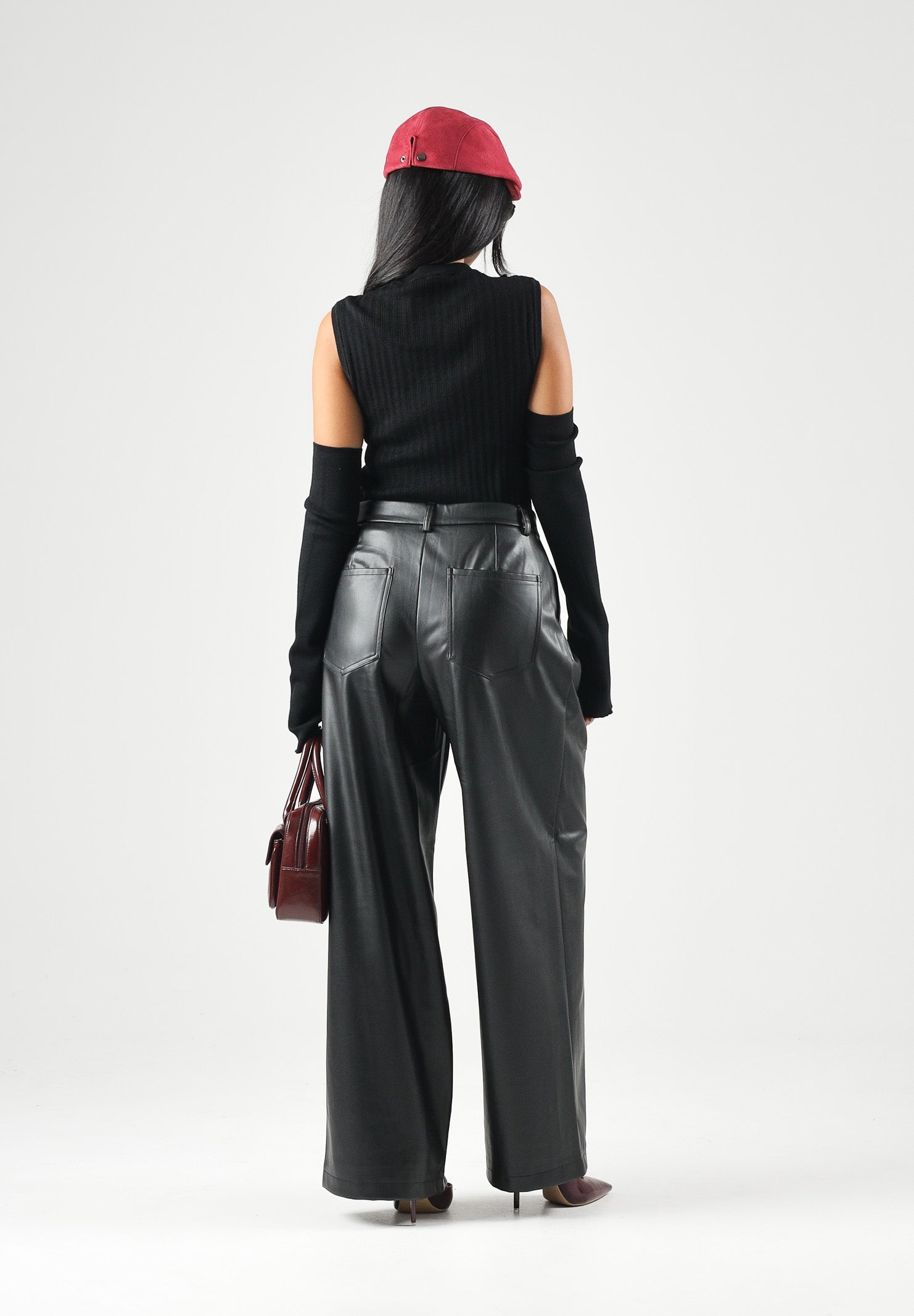 ONLY Pantaloni palazzo ONLNIELLA WIDE LEG FIT neri da donna, in similpelle leggermente lucida, a vita alta con pinces anteriori e gamba ampia 15378766 BL ONLY 