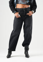 ONLY Jeans FENANDA nero slavato per donna con cintura integrata e linea barrel alla caviglia. 15382421 WA ONLY 