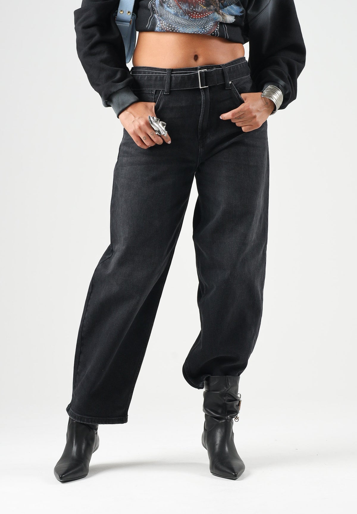 ONLY Jeans FENANDA nero slavato per donna con cintura integrata e linea barrel alla caviglia. 15382421 WA ONLY 