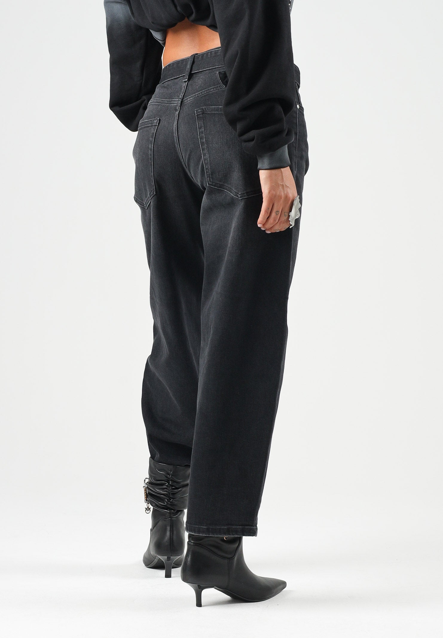 ONLY Jeans FENANDA nero slavato per donna con cintura integrata e linea barrel alla caviglia. 15382421 WA ONLY 