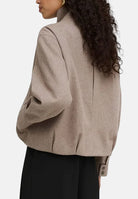ONLY Cappotto corto ONLASTA HIGH COLLAR Simply Taupe Melange beige tortora chiaro da donna, con collo alto, chiusura frontale con bottoni a pressione, maniche lunghe e fondo elasticizzato. 15384778 SI ONLY 