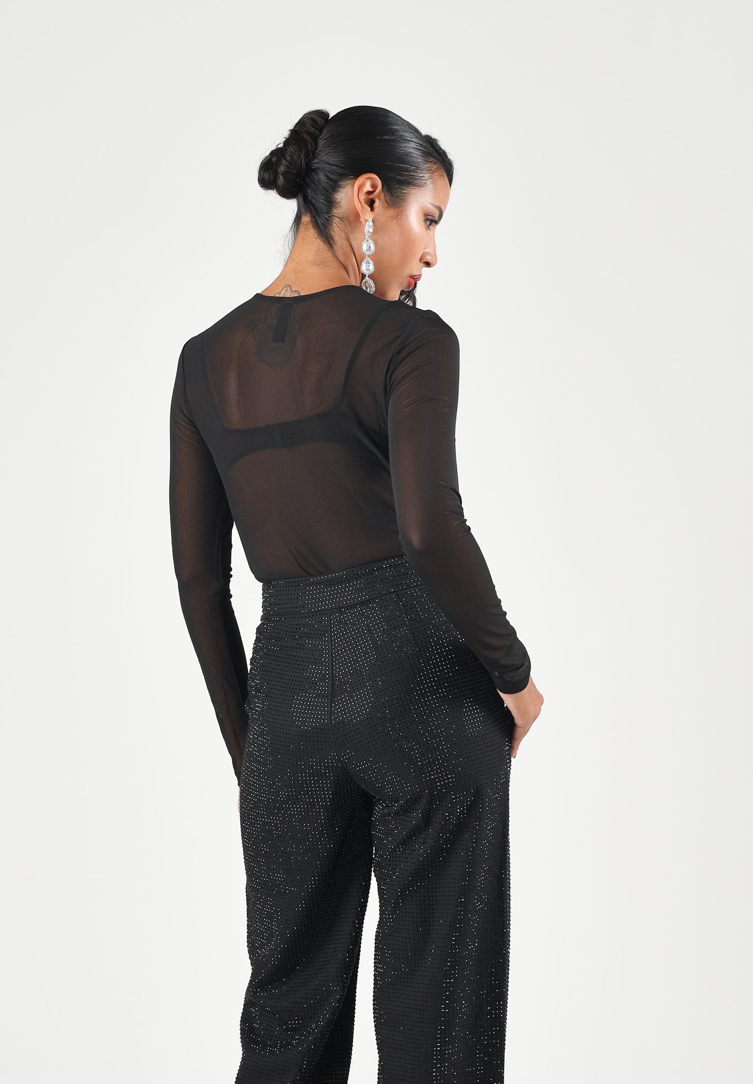 ONLY Top ONLOPUS L/S MESH Black nero da donna in tessuto mesh trasparente ed elasticizzato, con girocollo, maniche lunghe,  design essenziale a tinta unita.<BR/> 15384893 BL ONLY 