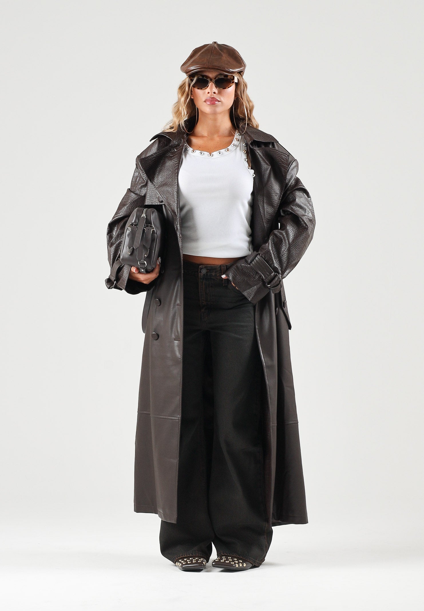 ONLY Top smanicato bianco per donna con scollo rotondo e applicazioni metalliche sul colletto. 15385401 BRWH ONLY 