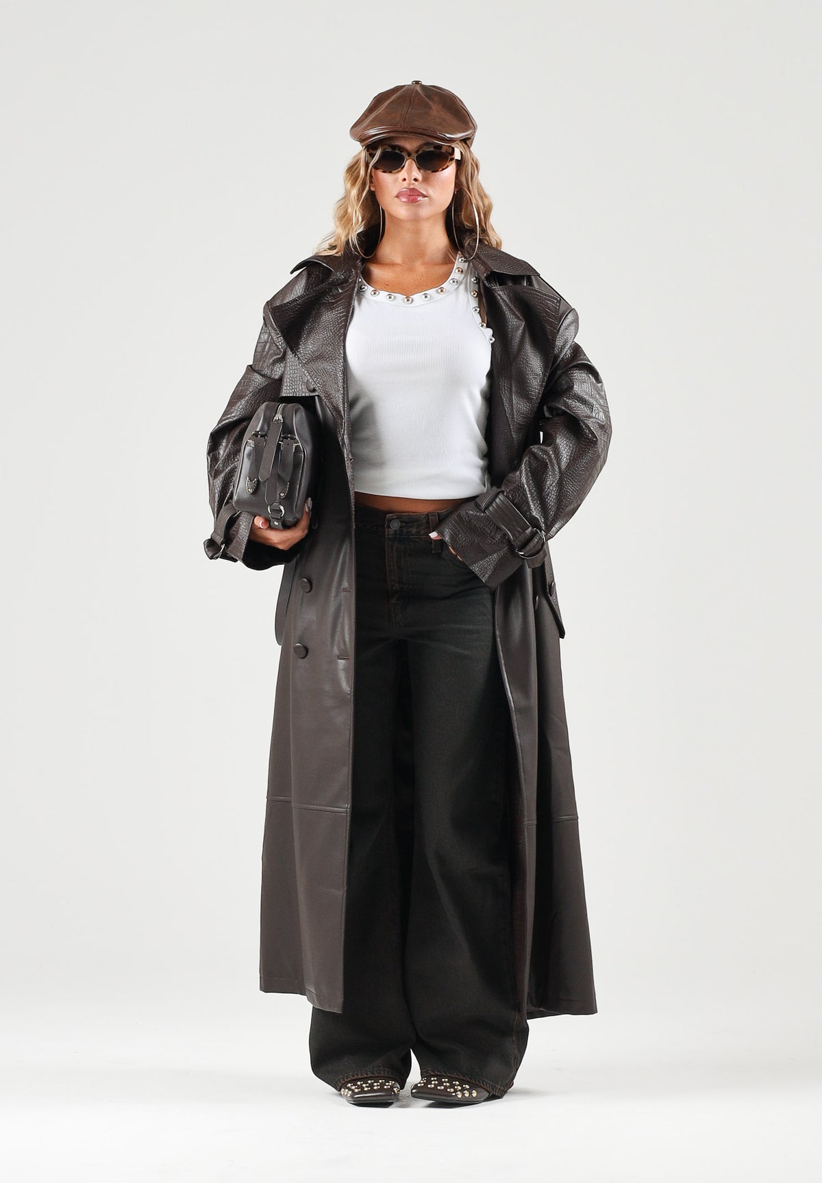 ONLY Top smanicato bianco per donna con scollo rotondo e applicazioni metalliche sul colletto. 15385401 BRWH ONLY 