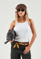 ONLY Top smanicato bianco per donna con scollo rotondo e applicazioni metalliche sul colletto. 15385401 BRWH ONLY 