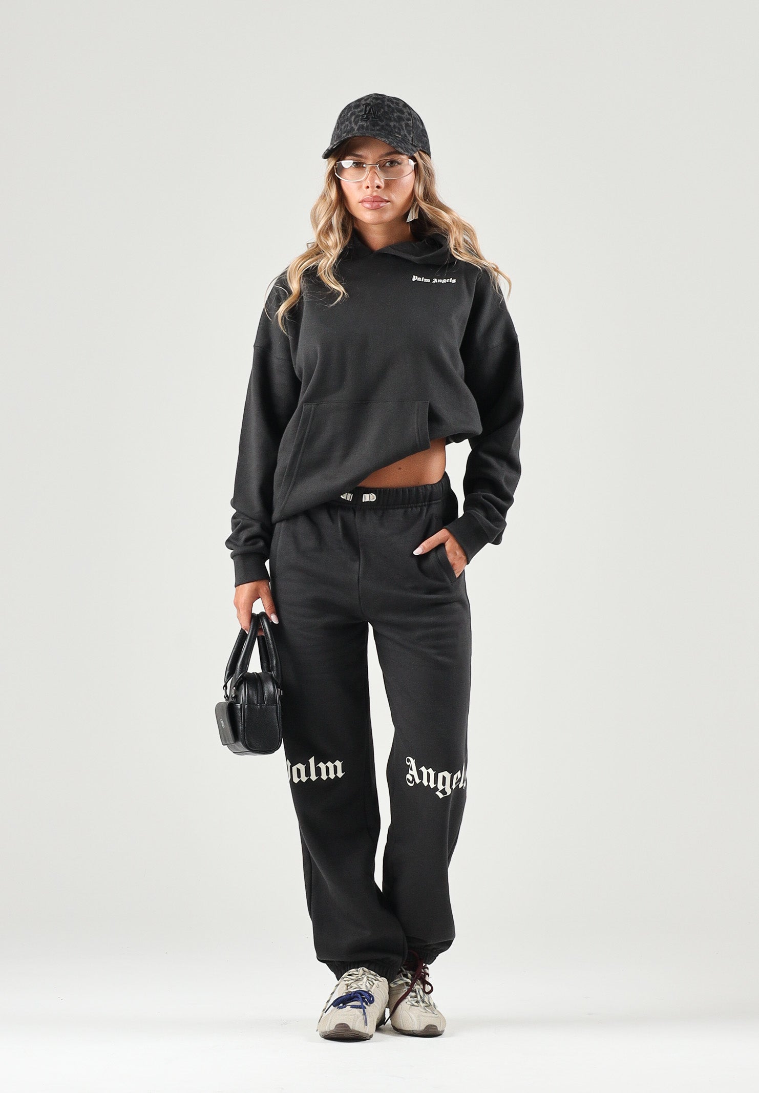 PALM ANGELS Felpa BEAR HOODIE nera per donna, ragazza e bambina con cappuccio fisso, tasca a marsupio e logo stampato a contrasto F6PAJBHS011 110 PALM ANGELS 