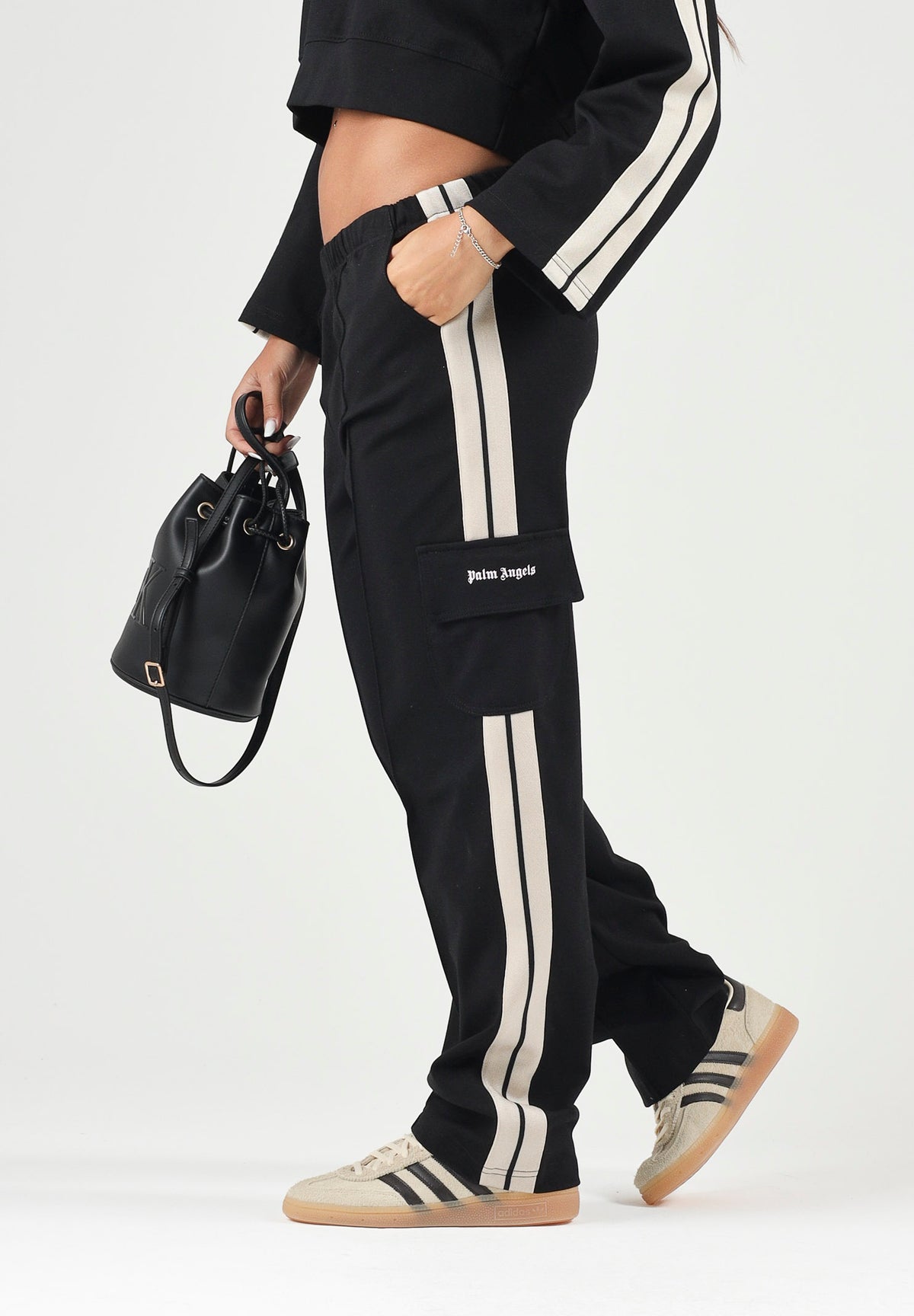 PALM ANGELS Pantaloni cargo neri per donna, ragazza e bambina con tasche applicate e logo stampato. F6PAJGFP040 110 PALM ANGELS 