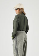 PATRIZIA PEPE Camicia manica lunga verde scuro da donna con colletto classico e chiusura frontale con bottoni 8C0075A8I1 G639 PATRIZIA PEPE 