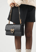 PINKO Borsa a tracolla LOVE CLASSIC MEDIUM CHEVRON nera da donna con lavorazione trapuntata chevron. 107619A0GK Z99Q PINKO 