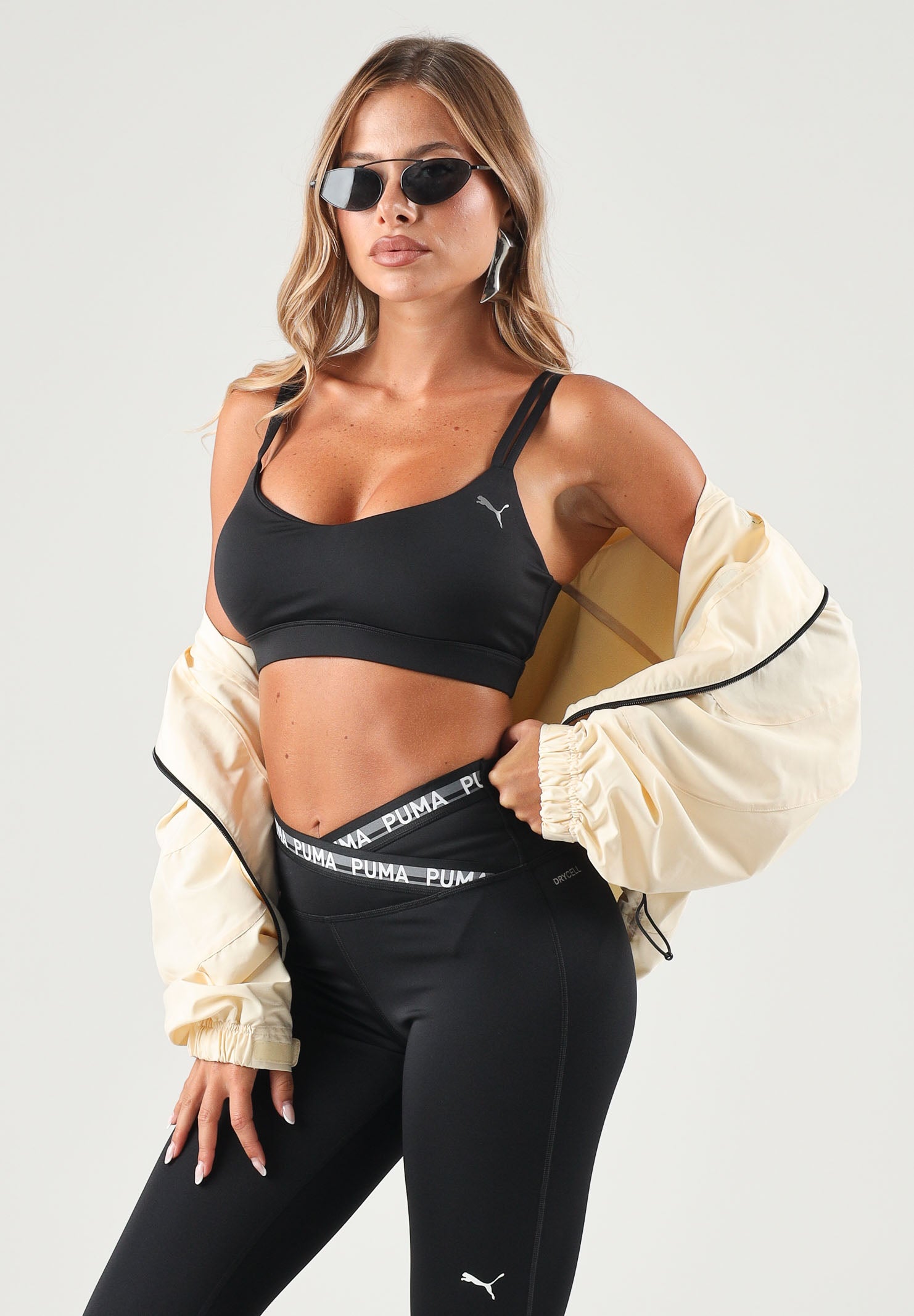 PUMA Top sportivo MID IMPACT nero da donna con spalline incrociate sul retro e logo cat riflettente. 529062 01 PUMA 