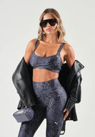 PUMA Top sportivo grigio da donna con motivo astratto sfumato e spalline incrociate. 529159 35 PUMA 