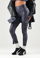 PUMA Leggings FIT AOP grigio antracite per donna con stampa sfumata e vita alta sagomata. 529164 35 PUMA 