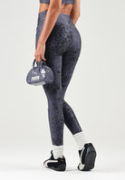 PUMA Leggings FIT AOP grigio antracite per donna con stampa sfumata e vita alta sagomata. 529164 35 PUMA 