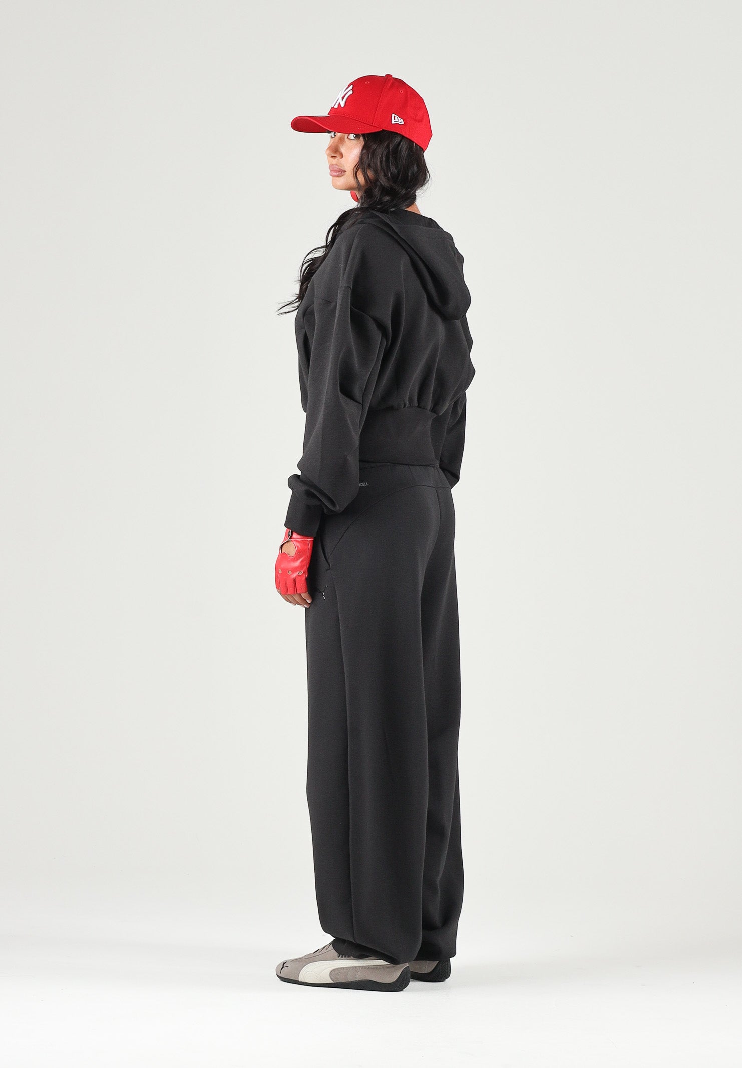 PUMA Felpa con zip PUMATECH  nera per donna con cappuccio e taglio cropped. 634571 01 PUMA 
