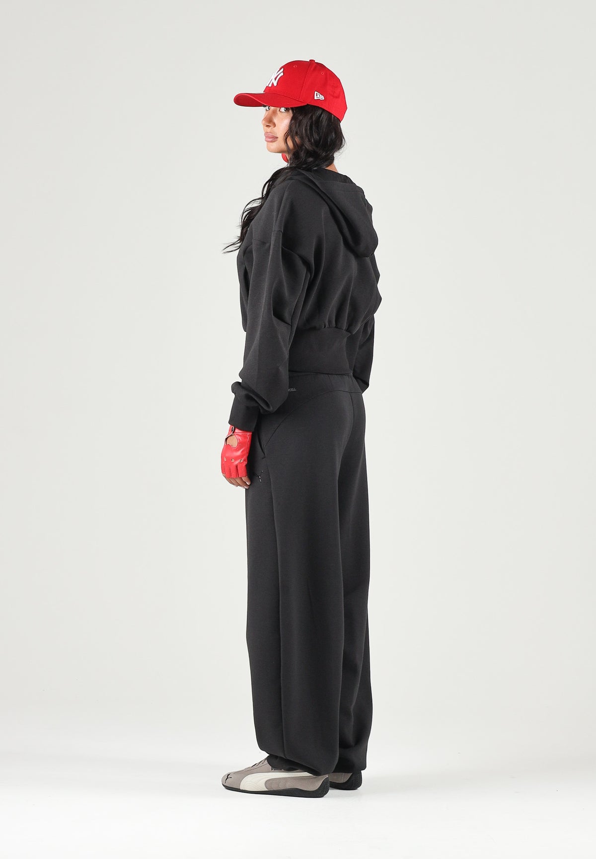 PUMA Felpa con zip PUMATECH  nera per donna con cappuccio e taglio cropped. 634571 01 PUMA 