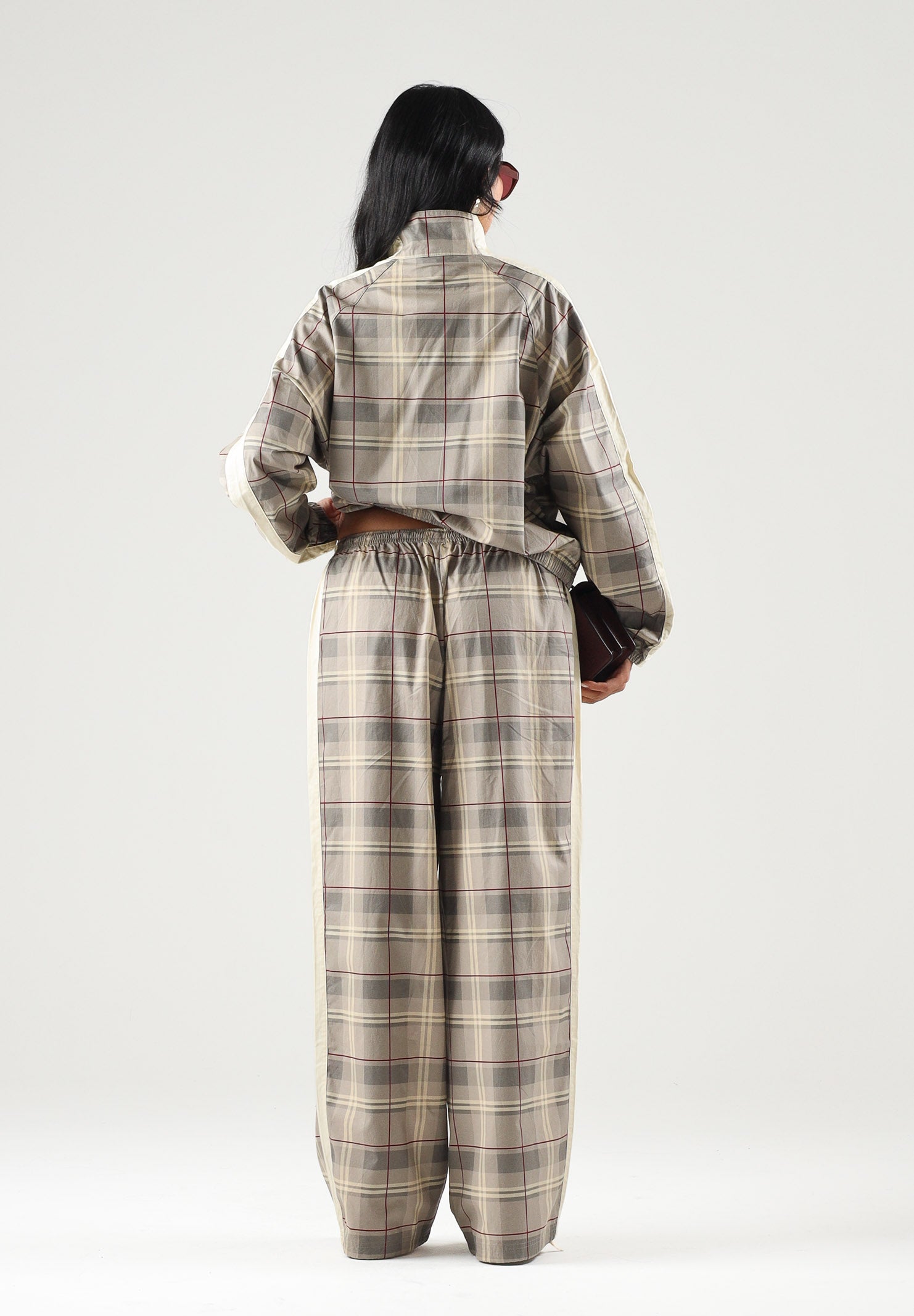 PUMA Giacca a vento Tartan beige per donna con motivo a quadri, collo alto e strisce laterali a contrasto. 636628 81 PUMA 