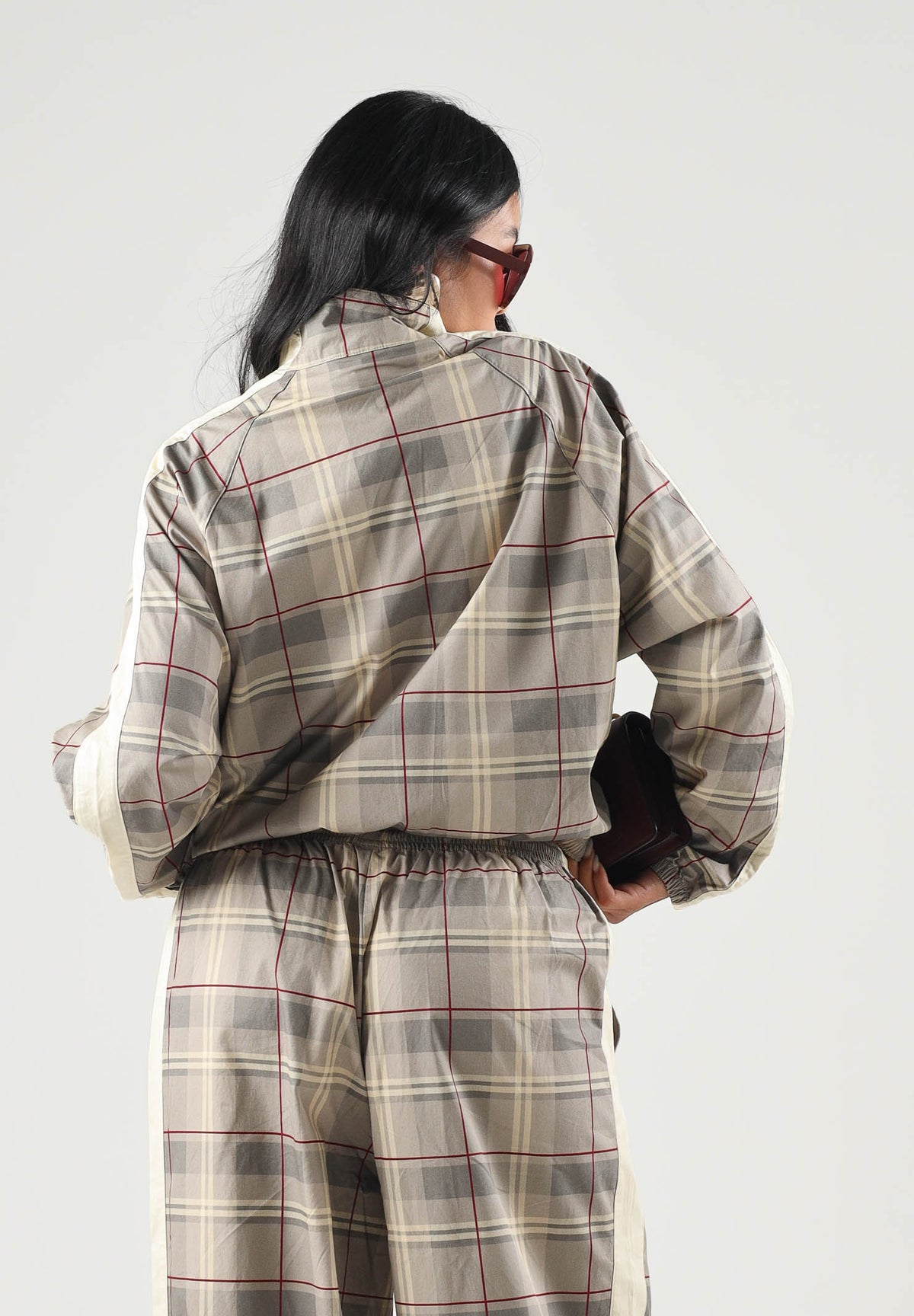 PUMA Giacca a vento Tartan beige per donna con motivo a quadri, collo alto e strisce laterali a contrasto. 636628 81 PUMA 