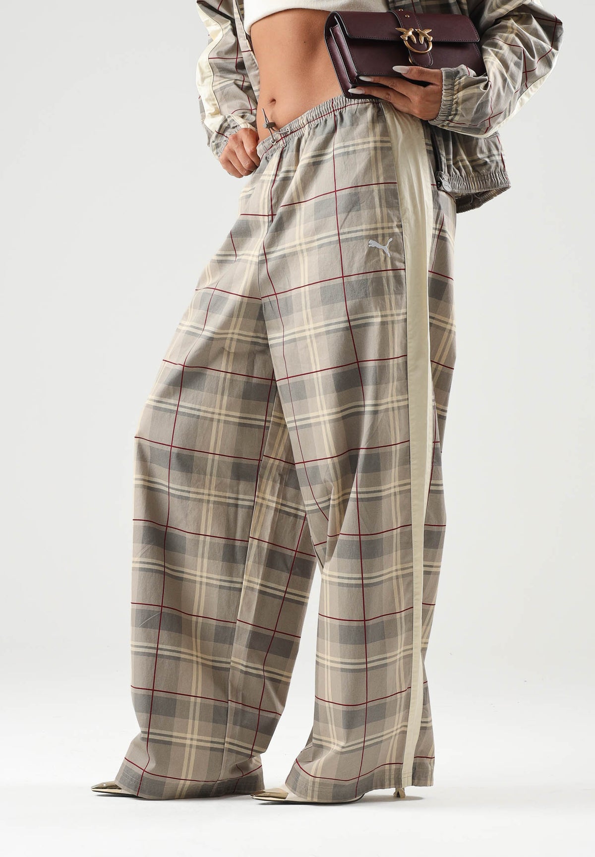 PUMA Pantalone RELAXED TARTAN beige da donna con motivo a quadri, bande laterali 636629 81 PUMA 