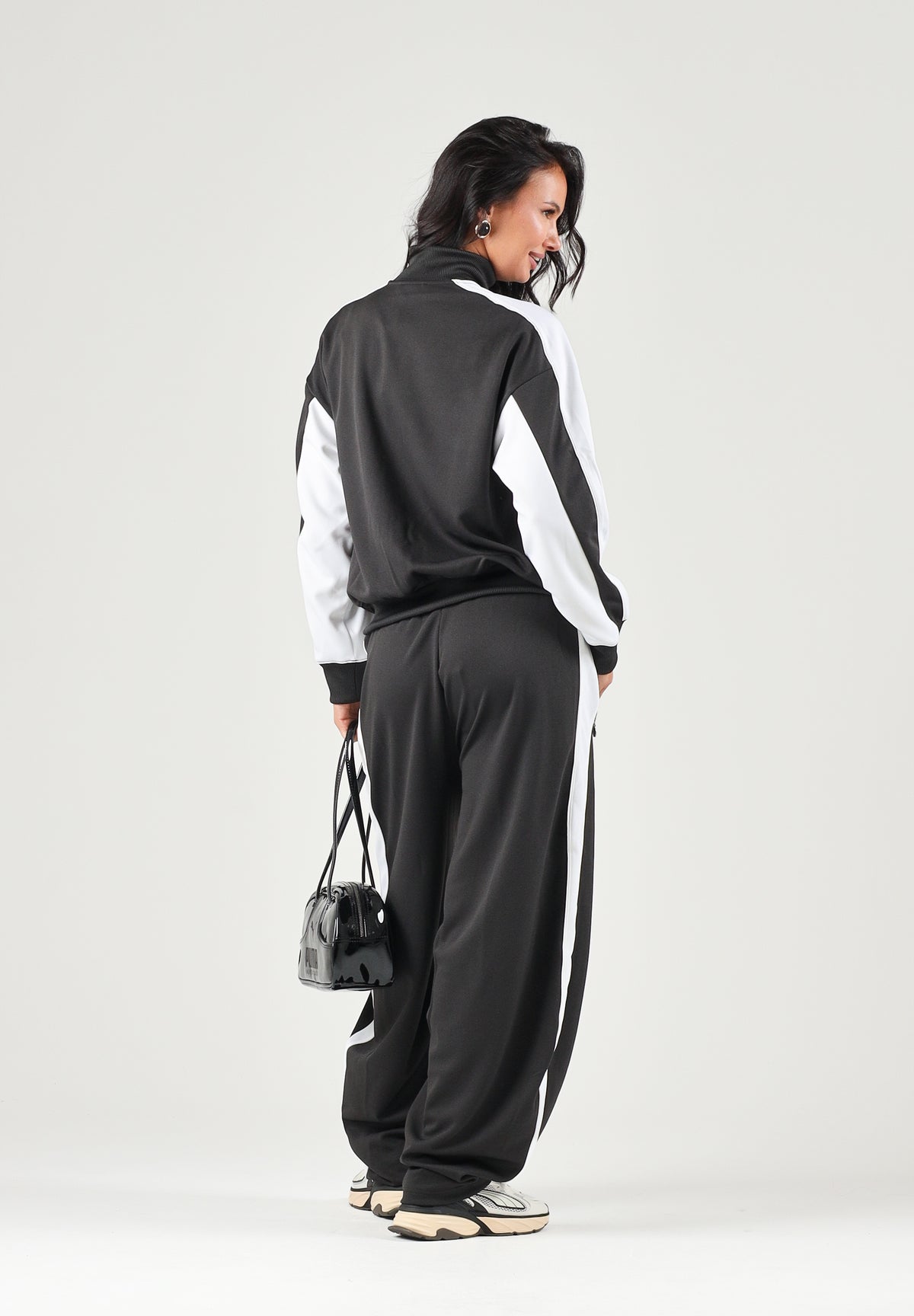 PUMA Felpa con zip DARE TO WOVEN T nero per donna con design bicolore, collo alto e tasca frontale zippata. 636632 01 PUMA 