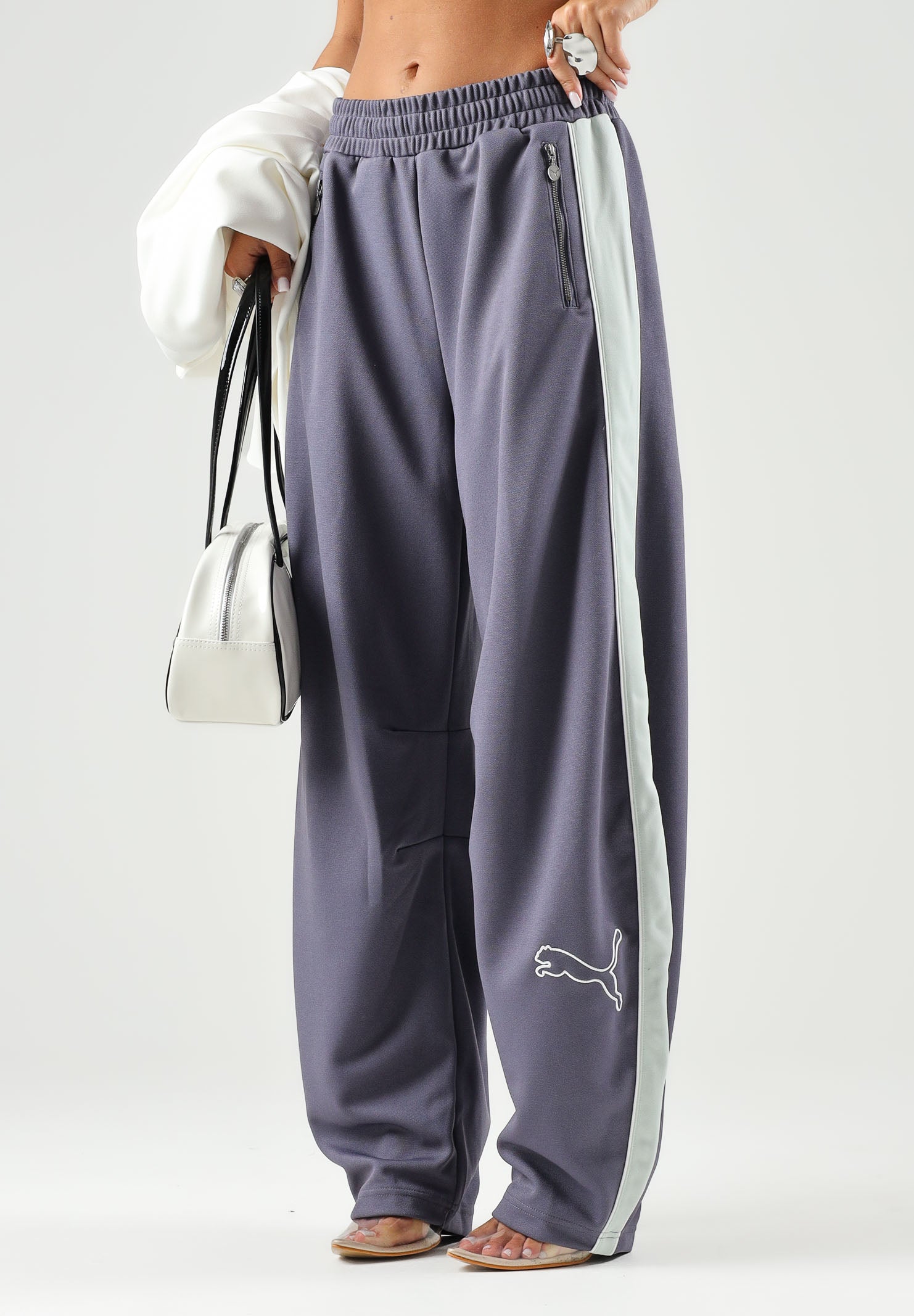 PUMA Pantalone DARE TO WOVEN grigio antracite per donna con bande laterali bianche, tasche zippate e gamba ampia. 636633 35 PUMA 