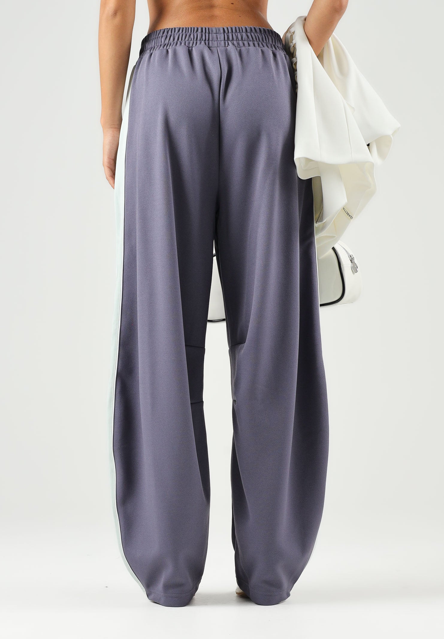 PUMA Pantalone DARE TO WOVEN grigio antracite per donna con bande laterali bianche, tasche zippate e gamba ampia. 636633 35 PUMA 