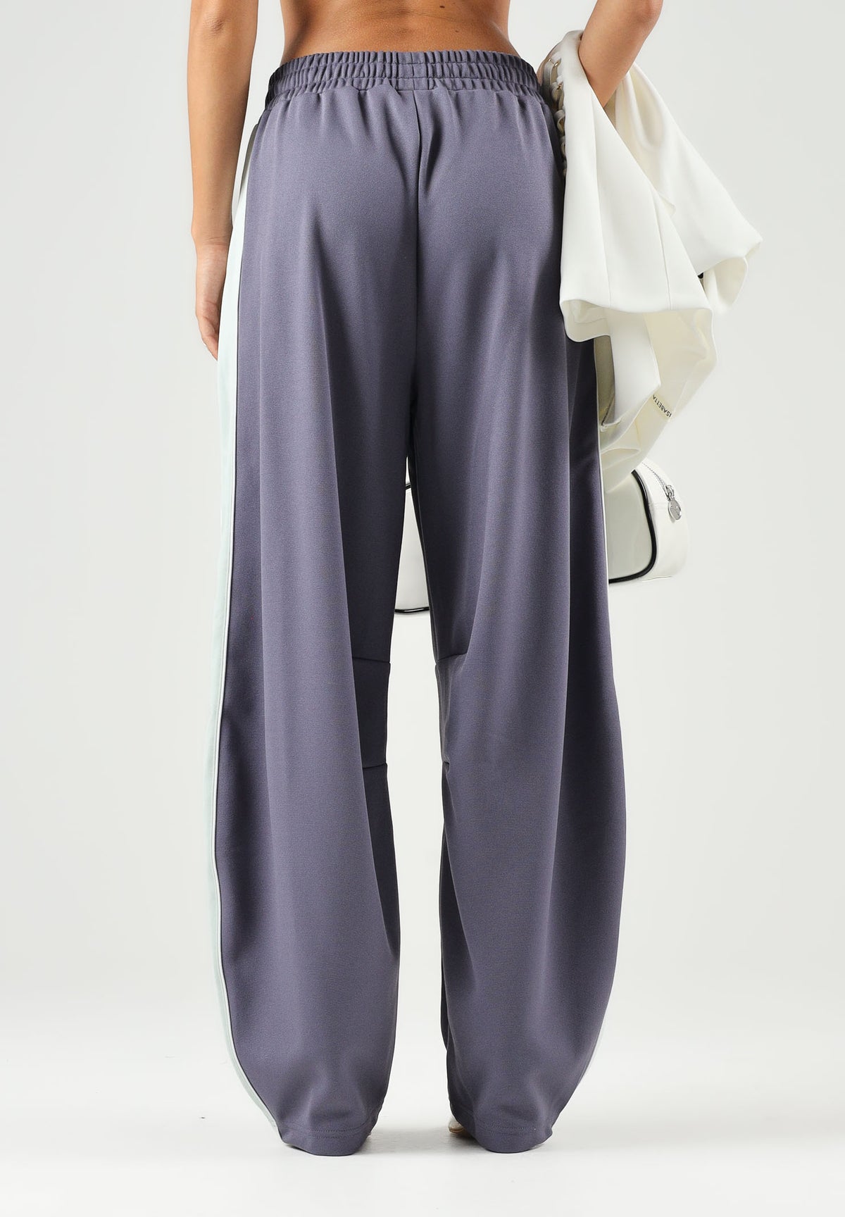 PUMA Pantalone DARE TO WOVEN grigio antracite per donna con bande laterali bianche, tasche zippate e gamba ampia. 636633 35 PUMA 