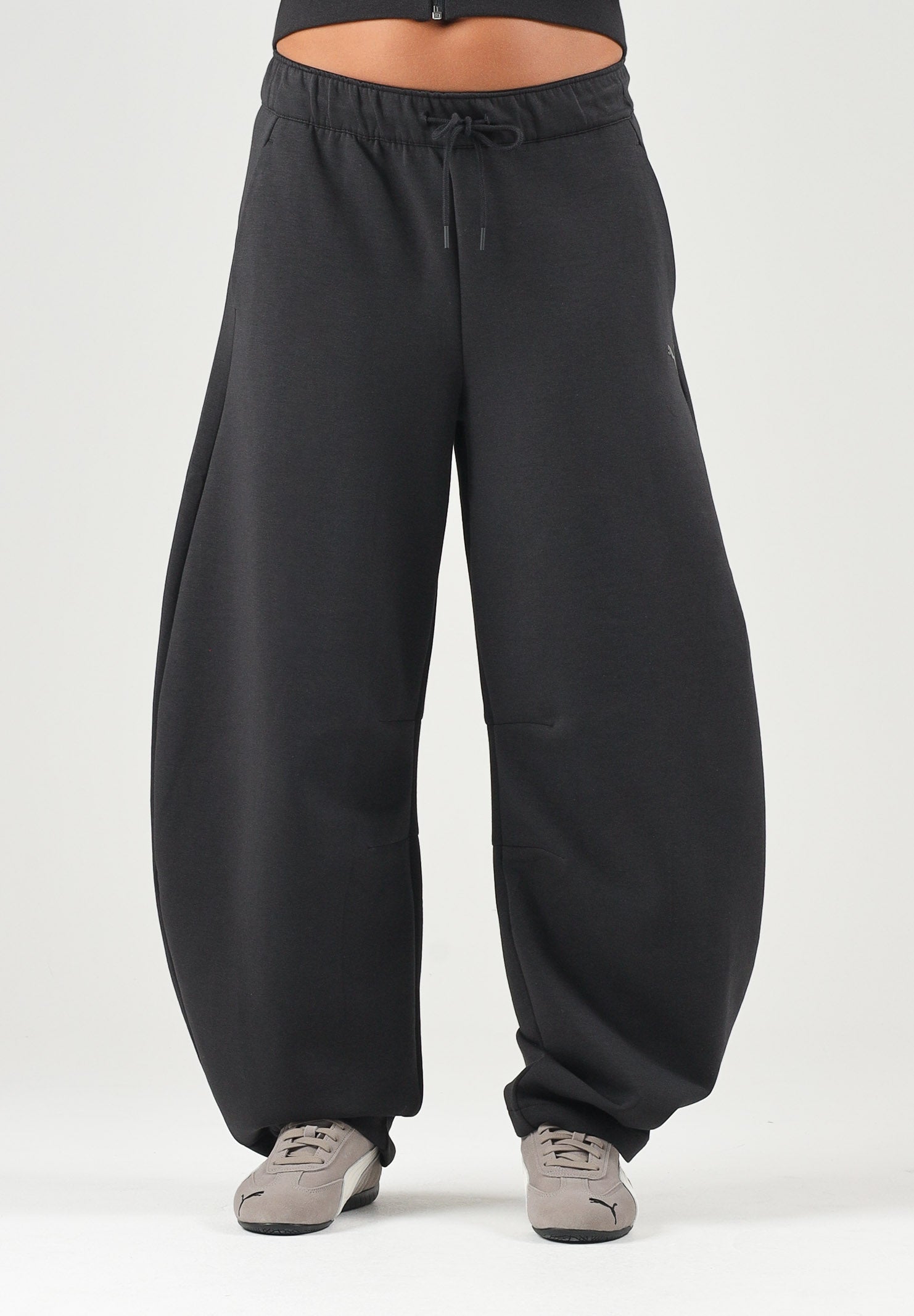 PUMA Pantalone PUMATECH nero da donna con linea balloon, vita elasticizzata e coulisse 636659 01 PUMA 