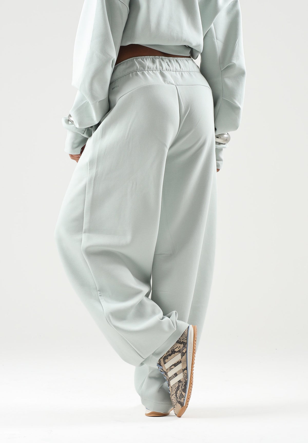 PUMA Pantaloni PUMATECH verde acqua  da donna con linea balloon, vita elasticizzata e coulisse 636659 29 PUMA 