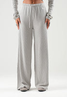 PUMA Pantaloni ESSENTIALS  beige per donna con tessuto lavorato a costine, elastico in vita 636667 81 PUMA 