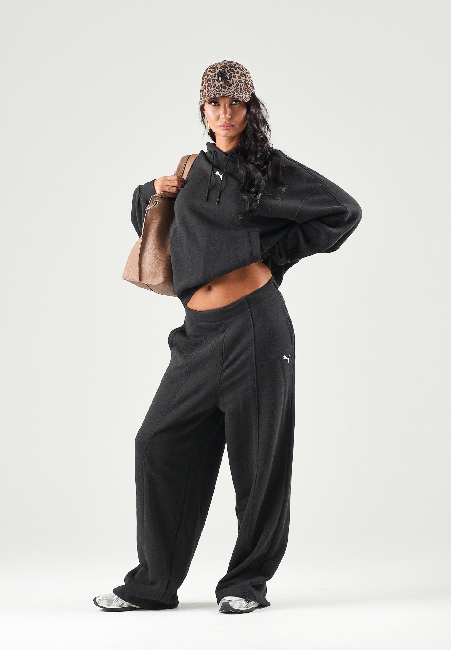 PUMA Felpa con cappuccio ESSENTIALS nera da donna con tasca a marsupio e taglio abbondante. 636672 01 PUMA 