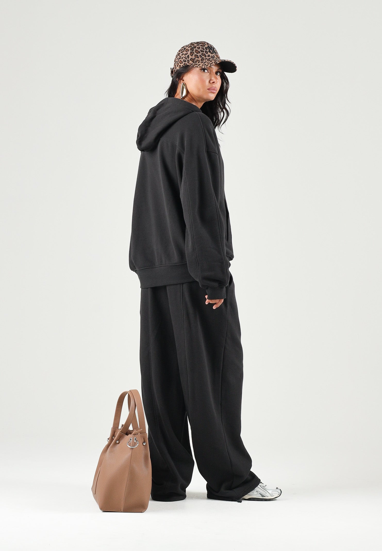 PUMA Felpa con cappuccio ESSENTIALS nera da donna con tasca a marsupio e taglio abbondante. 636672 01 PUMA 