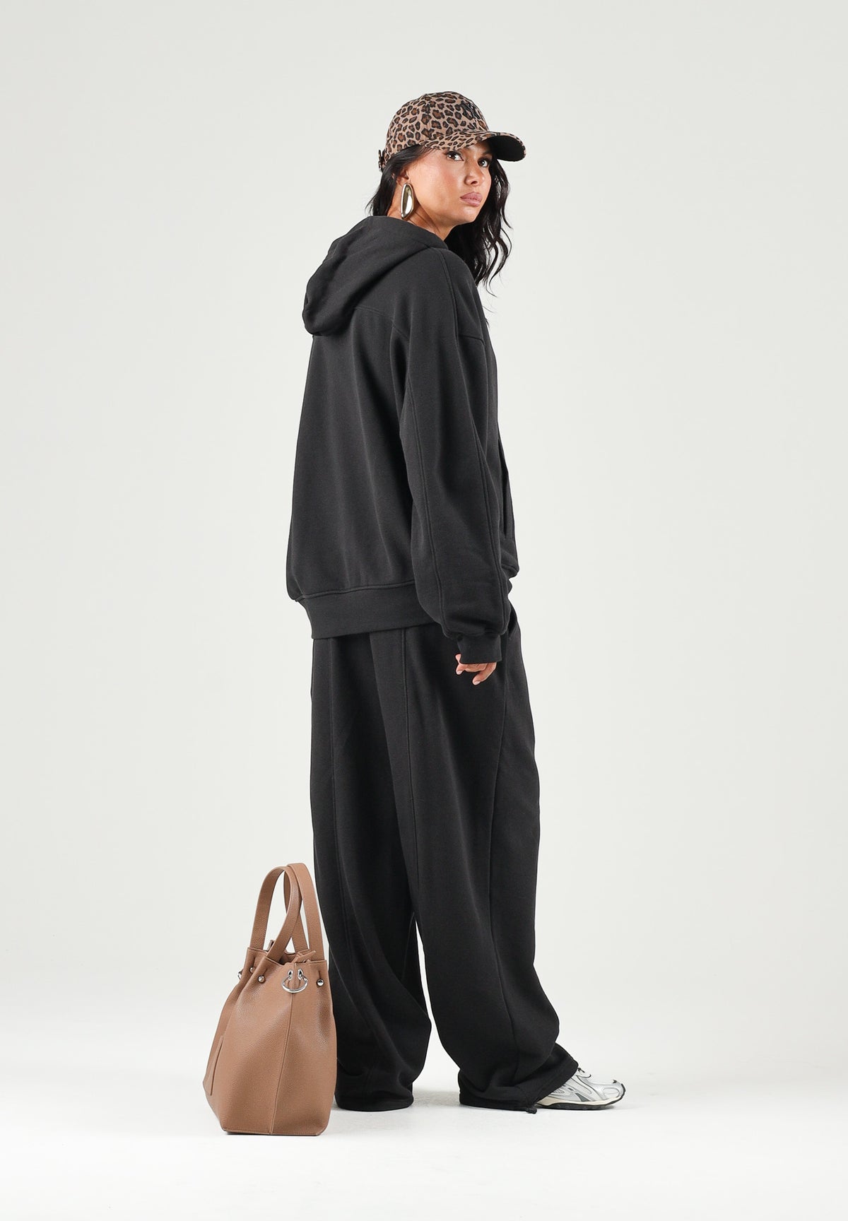 PUMA Felpa con cappuccio ESSENTIALS nera da donna con tasca a marsupio e taglio abbondante. 636672 01 PUMA 