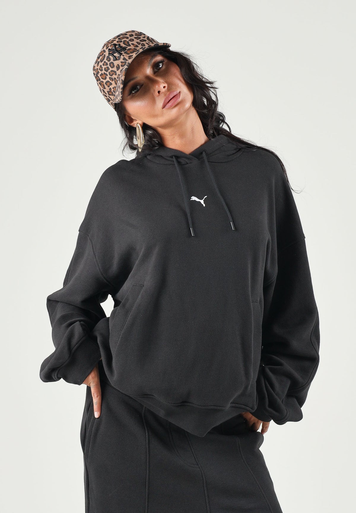 PUMA Felpa con cappuccio ESSENTIALS nera da donna con tasca a marsupio e taglio abbondante. 636672 01 PUMA 