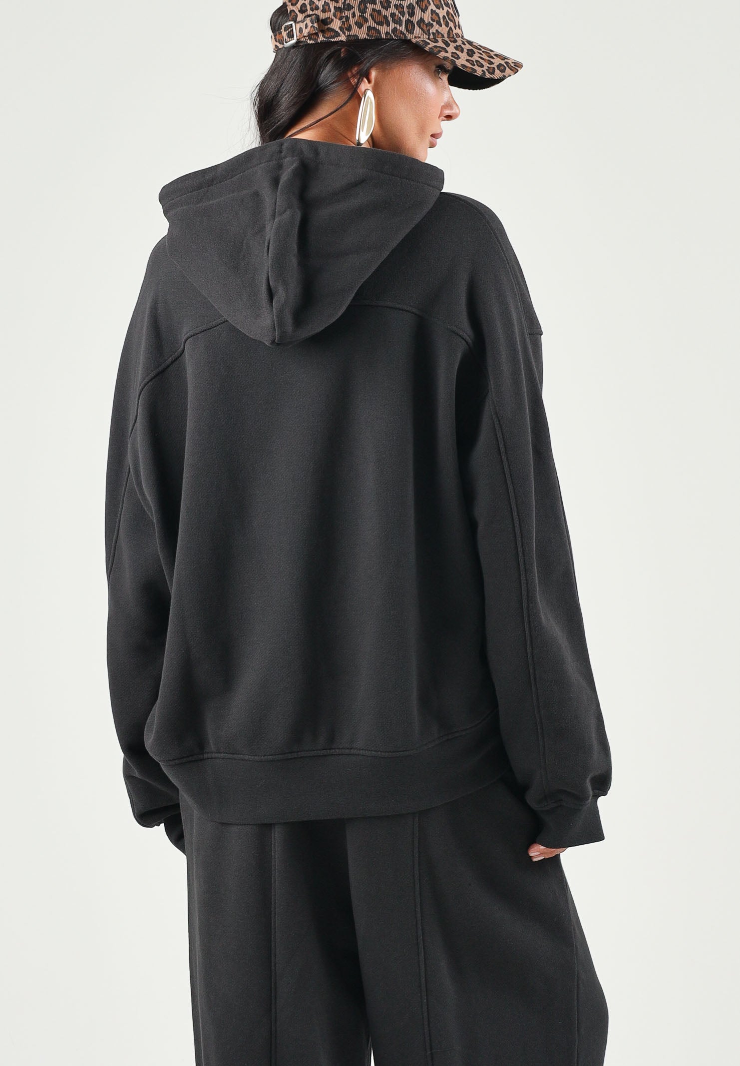 PUMA Felpa con cappuccio ESSENTIALS nera da donna con tasca a marsupio e taglio abbondante. 636672 01 PUMA 