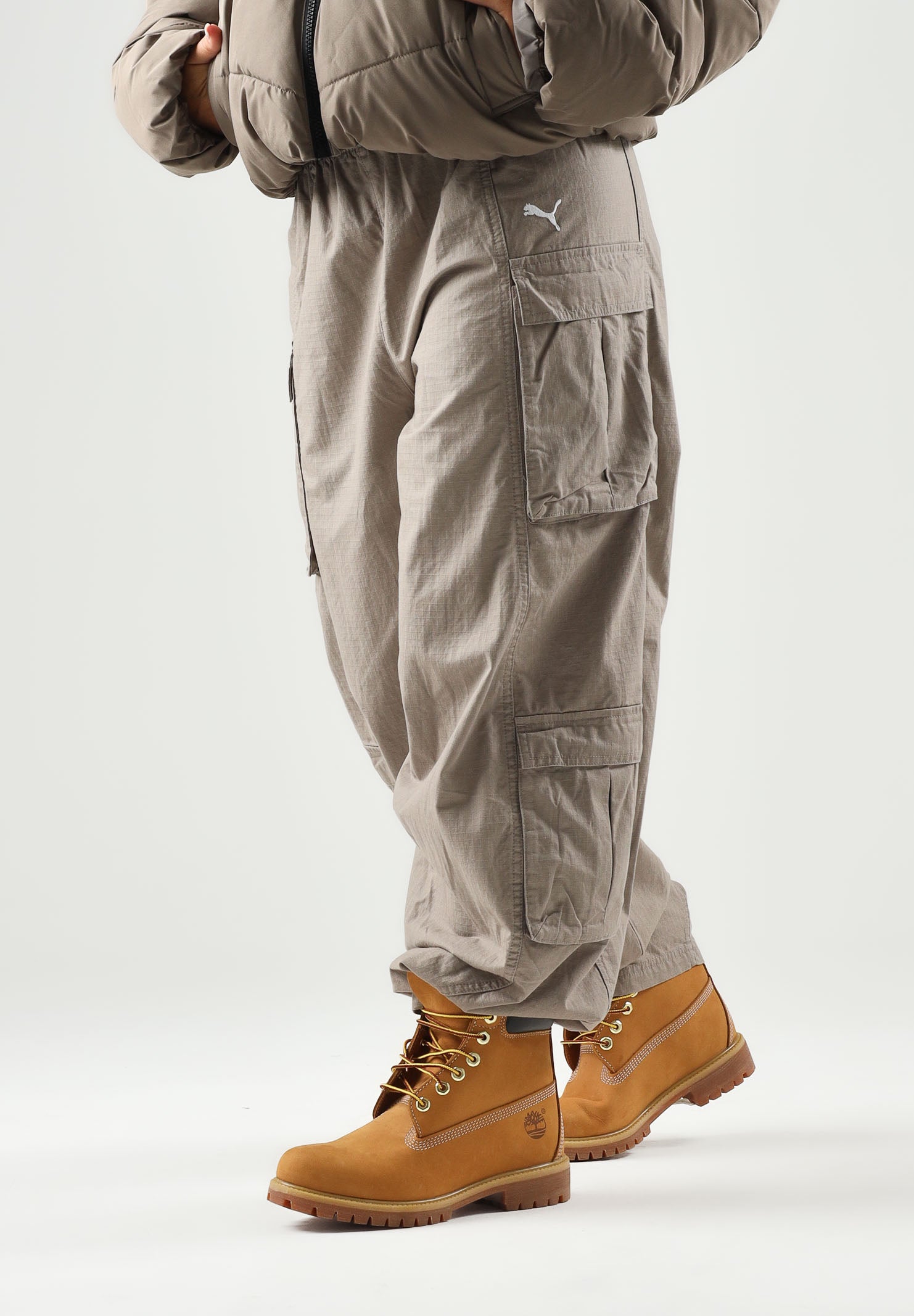PUMA Pantalone ESSENTIALS RELAXED CARGO  beige da donna con tasconi laterali e vita elasticizzata 636675 81 PUMA 