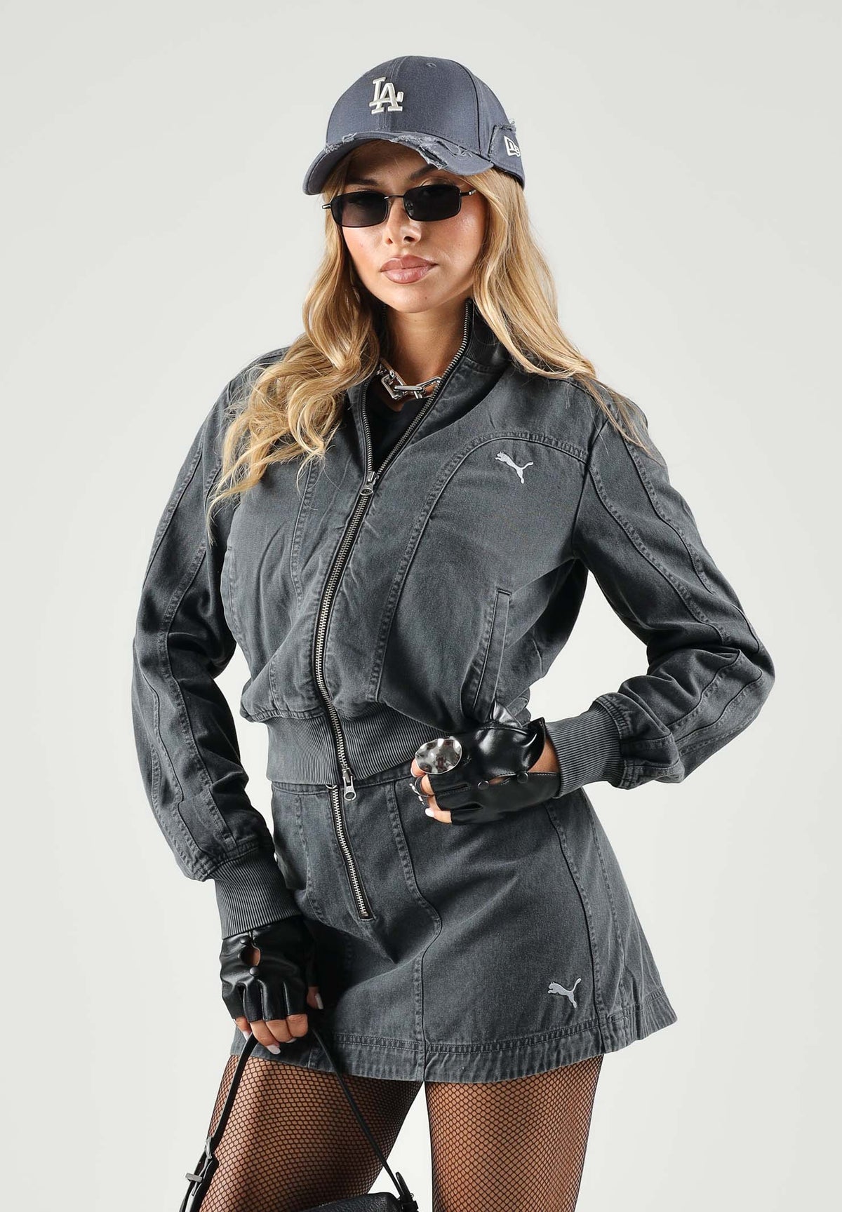 PUMA Giubbotto di jeans nero per donna con chiusura a zip integrale e tasche laterali. 636681 01 PUMA 