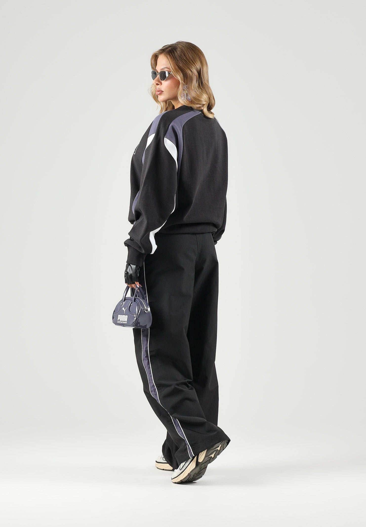 PUMA Felpa girocollo MOTO CREWNECK nera per uomo e donna con dettagli color block, logo frontale 636723 01 PUMA 